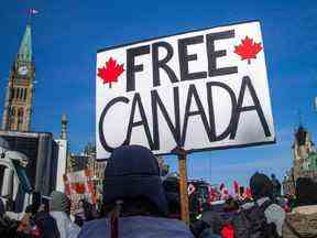 Les manifestants se rassemblent autour de la Colline du Parlement à Ottawa pour la manifestation du Freedom Convoy le 30 janvier.