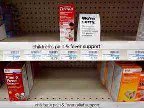Une section de la douleur et de la fièvre des enfants d'une pharmacie CVS à Burbank, en Californie, le 6 décembre.