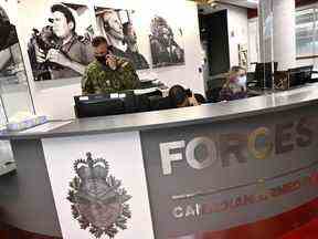 Le personnel travaille dans un centre de recrutement des Forces armées canadiennes à Ottawa, le 20 septembre 2022.