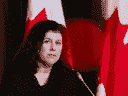 La vérificatrice générale du Canada, Karen Hogan, a publié son premier aperçu des 210 milliards de dollars de paiements effectués via les six programmes d'aide COVID-19 du gouvernement pendant la pandémie.
