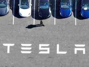 De toutes nouvelles voitures Tesla sont installées dans un parking de l'usine Tesla Inc. de Fremont, en Californie.