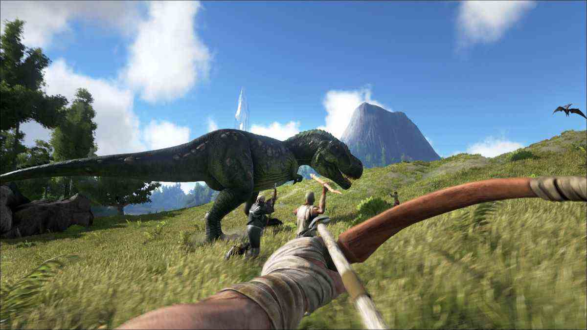 Capture d'écran d'Ark : Survival Evolved ;  vue à la première personne d'un joueur pointant un arc et une flèche sur un dinosaure courant sur une colline