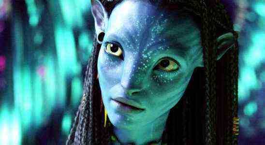 Pourquoi c'était terrifiant pour Zoe Saldaña de retourner à Neytiri dans Avatar : la voie de l'eau