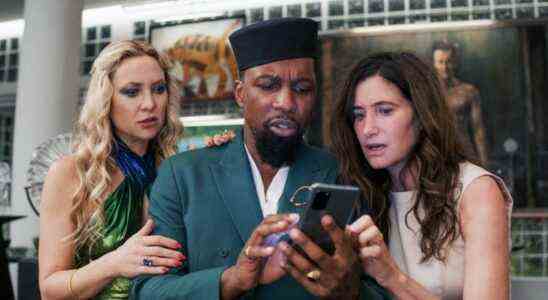 GLASS ONION: A KNIVES OUT MYSTERY, (aka KNIVES OUT 2), from left: Kate Hudson, Leslie Odom Jr., Kathryn Hahn, 2022. © Netflix / Courtesy Everett Collection
