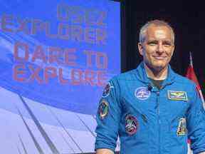L'astronaute canadien David Saint-Jacques quitte la scène après avoir parlé aux médias le 10 juillet 2019 au siège de l'Agence spatiale canadienne à Saint-Hubert, au Québec.