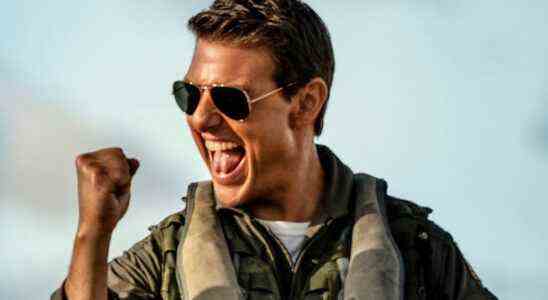 Tom Cruise s'effondre avec désinvolture sur la Terre en remerciant les fans d'avoir soutenu Top Gun: Maverick