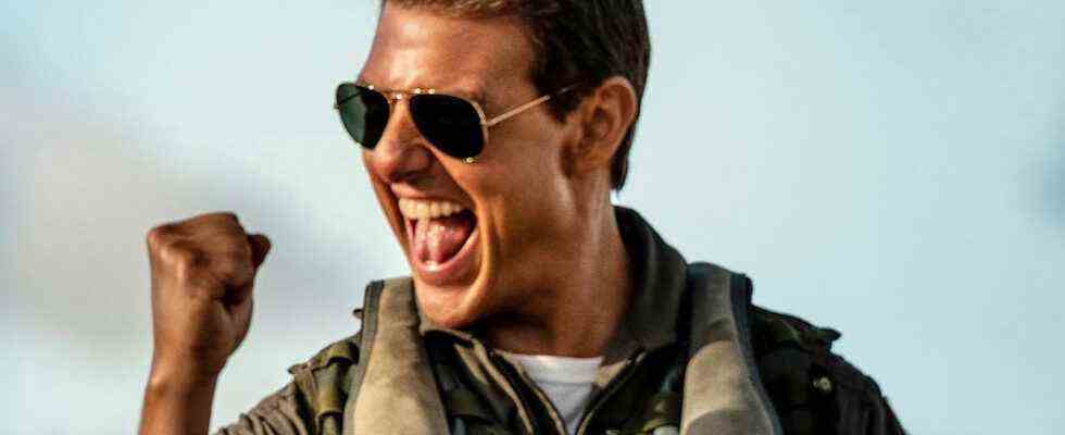 Tom Cruise s'effondre avec désinvolture sur la Terre en remerciant les fans d'avoir soutenu Top Gun: Maverick