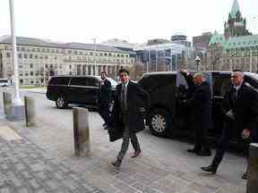 Le premier ministre Justin Trudeau arrive à une réunion du cabinet sur la colline du Parlement à Ottawa le 29 novembre 2022.