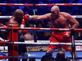 Tyson Fury (à droite) en action lors de son combat contre Derek Chisora ​​pour le titre WBC World Heavyweight au Tottenham Hotspur Stadium de Londres, le samedi 3 décembre 2022.