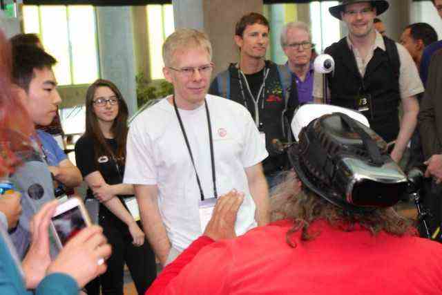 Oculus CTO John Carmack ne pouvait pas marcher dans le couloir de la conférence Oculus Connect 2016 sans être assailli par les spectateurs.  Il était heureux de tenir la cour pour de longues séances de questions-réponses impromptues.