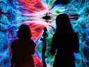 Visiteurs devant une installation d'art immersive qui sera convertie en NFT et mise aux enchères en ligne chez Sotheby's, à la Digital Art Fair, à Hong Kong, Chine.