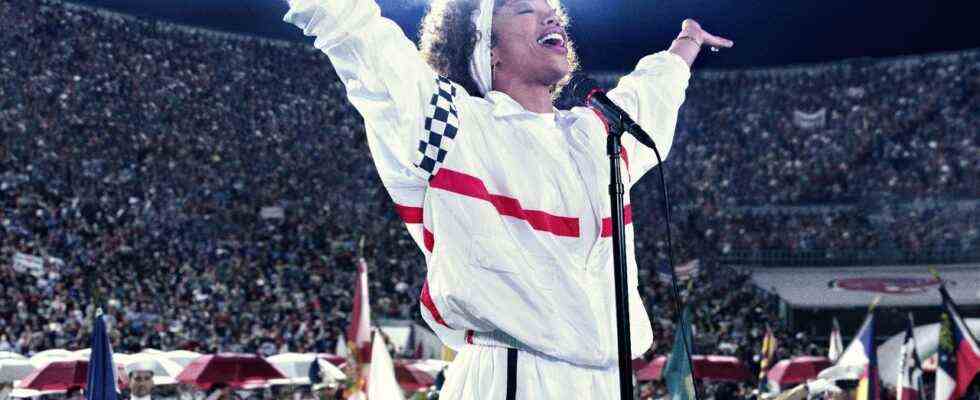 Whitney Houston : critique de Je veux danser avec quelqu'un