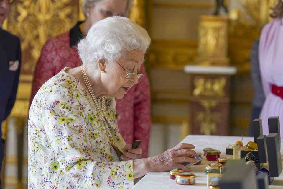 La reine examine les artefacts