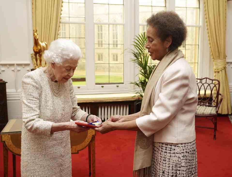 Le monarque remet la Médaille d'or de la Reine pour la poésie à Grace Nichols lors d'une audience privée au château de Windsor (Steve Parsons/PA)
