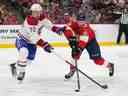 Le centre des Panthers de la Floride Anton Lundell (15) et le défenseur des Canadiens de Montréal Arber Xhekaj (72) se battent pour la rondelle lors de la deuxième période au FLA Live Arena le jeudi 29 décembre 2022.