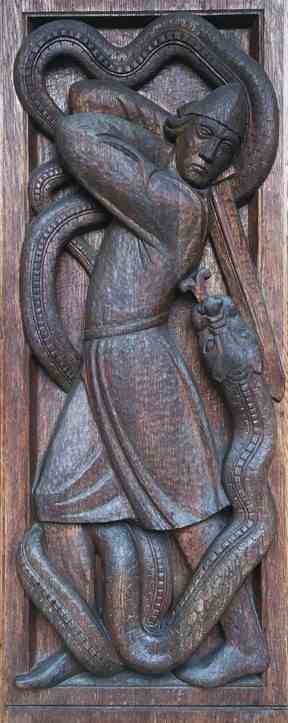 Sigurd le Dragon Slayer, sculpté dans le bois, orne la porte d'entrée de l'hôtel de ville d'Oslo.  PHOTO DE MIKE STROBEL