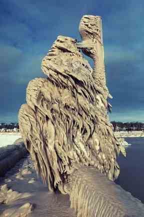 Les vents forts et l'eau du lac pulvérisée ont créé de superbes sculptures gelées le long de la jetée de Port Stanley.  Cette silhouette plumeuse, montrée mardi, a été formée sur un lampadaire.