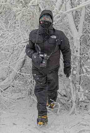 Le photographe de Windsor Gerry Kaiser est présenté le 24 décembre 2022 dans un équipement complet de photographie d'hiver en plein air, y compris un masque facial, des gants chauffants et des crampons pour bottes.
