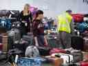 Des centaines de bagages non réclamés qui doivent être réunis avec leurs propriétaires se trouvent à YVR jeudi.
