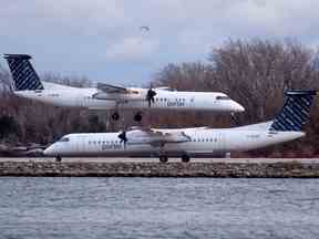 Un avion de Porter Airlines atterrit à côté d'un avion au sol à Toronto.