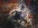 Cette image publiée par la NASA le 6 septembre 2022 montre la région de formation d'étoiles de la nébuleuse de la tarentule, capturée par le télescope spatial James Webb.  S'étendant sur 340 années-lumière, la caméra proche infrarouge de Webb (NIRCam) affiche la région de formation d'étoiles de la nébuleuse de la tarentule sous un nouveau jour, y compris des dizaines de milliers de jeunes étoiles jamais vues auparavant qui étaient auparavant enveloppées de poussière cosmique.  L'équipe de production de la PRESSE CANADIENNE / NASA, ESA, CSA, STScl et Webb ERO via AP
