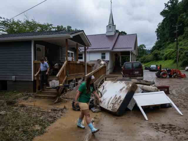 Des inondations soudaines ont balayé les vallées montagneuses de l'est du Kentucky en juillet 2022, tuant plus de trois douzaines de personnes.  C'était l'une des nombreuses crues éclair destructrices.