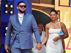 Le lanceur de la Ligue américaine Alek Manoah (6) des Blue Jays de Toronto et sa petite amie Marielena Somoza lors du Red Carpet Show à LA Live le 19 juillet 2022.