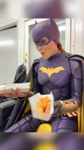 Leslie Grace comme Batgirl