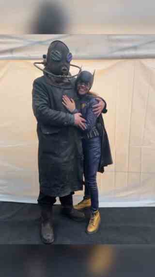 Leslie Grace comme Batgirl avec Brendand Fraser comme Firefely