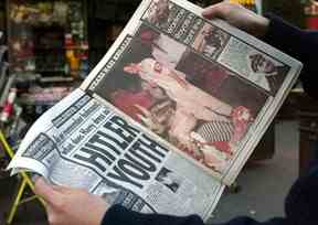 Sur cette photo d'archive prise le 13 janvier 2005 à Paris, un homme lit le tabloïd britannique The Sun mettant en scène le prince Harry, 20 ans, vêtu d'un uniforme kaki avec un brassard orné d'une croix gammée, emblème du parti nazi allemand.