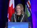 La chef du NPD de l'Alberta, Rachel Notley, prend la parole lors d'un déjeuner à l'heure du midi à Calgary le jeudi 15 décembre 2022 lors d'un événement parrainé par la chambre de commerce de Calgary. 