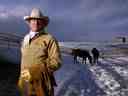 La légende canadienne de la musique country Ian Tyson chez lui dans son ranch de travail près de Longview, en Alberta, en 2002.