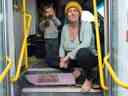 Melissa Denuzzo avec Jun, 2 ans, dans le vieil autobus dans lequel ils vivent à Spanish Banks à Vancouver.