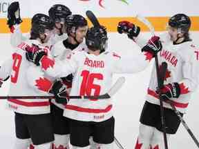 Le canadien Dylan Guenther, au centre, célèbre son but en avantage numérique avec ses coéquipiers lors de la première période du Championnat mondial de hockey junior de l'IIHF contre la République tchèque à Halifax, le jeudi 5 janvier 2023.