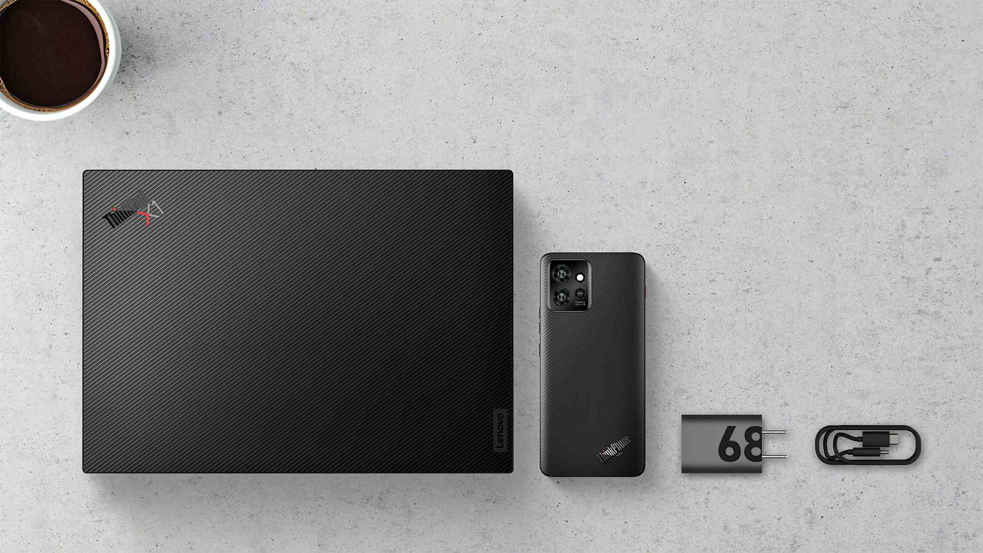 ThinkPad X1 Carbon, ThinkPhone de Motorola, image de presse du chargeur