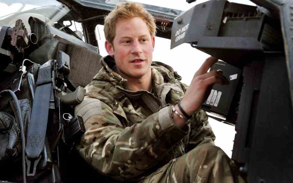 Le prince Harry effectue des vérifications avant vol tôt le matin sur la ligne de vol contrôlée par les Britanniques à Camp Bastion dans la province afghane de Helmand en 2012 - John Stilwell/AFP