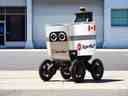 Un robot autonome livrant une pizza de Pizza Hut est montré à Vancouver sur cette photo non datée. 
