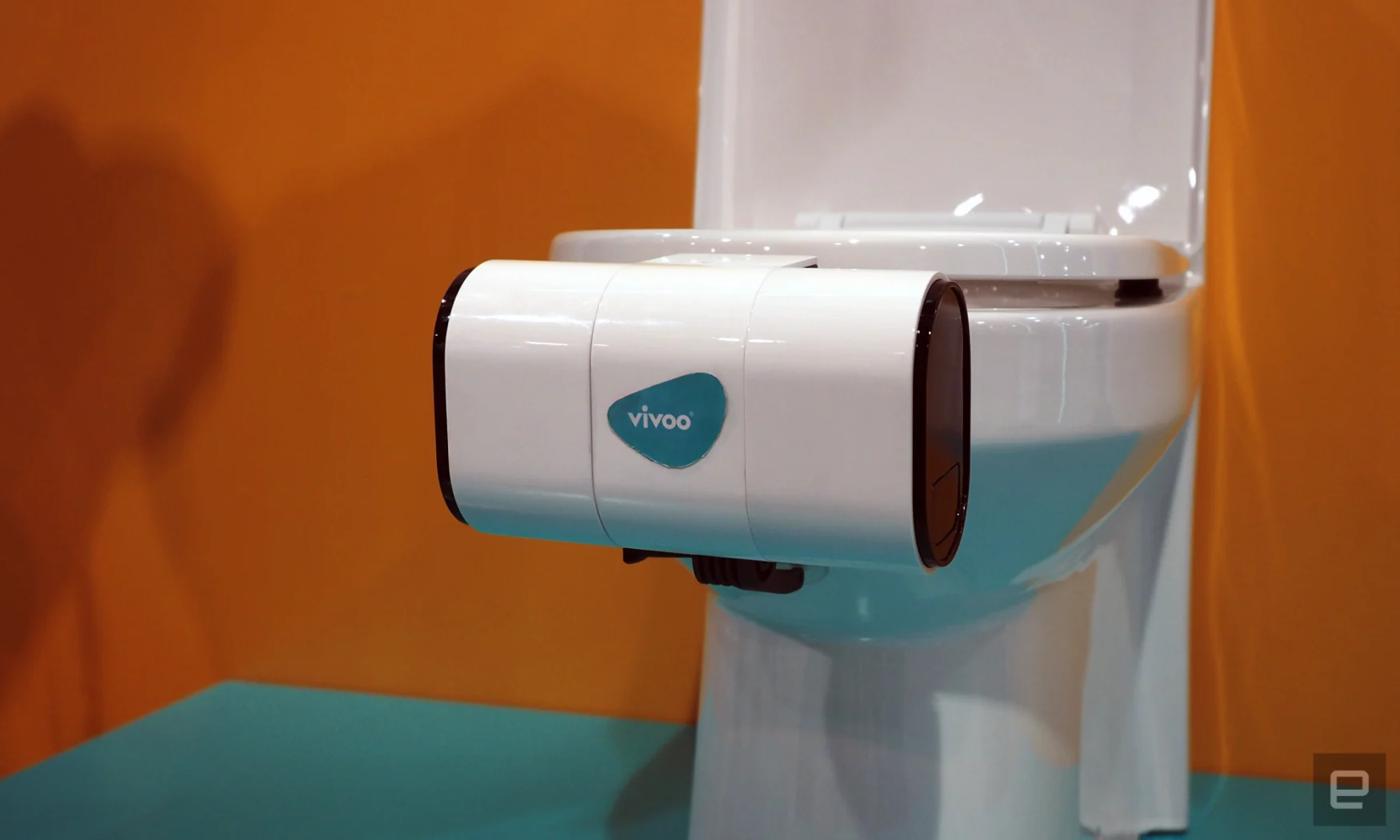 Image de l'appareil d'analyse d'urine monté sur les toilettes de Vivoo.