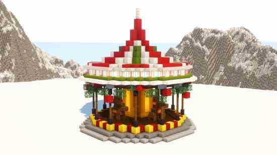 Constructions de Noël Minecraft - un carrousel festif rouge et vert dans la neige