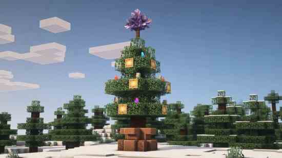 Constructions de Noël Minecraft : un joli sapin de Noël Minecraft à la vanille est posé sur la neige, surmonté d'améthyste