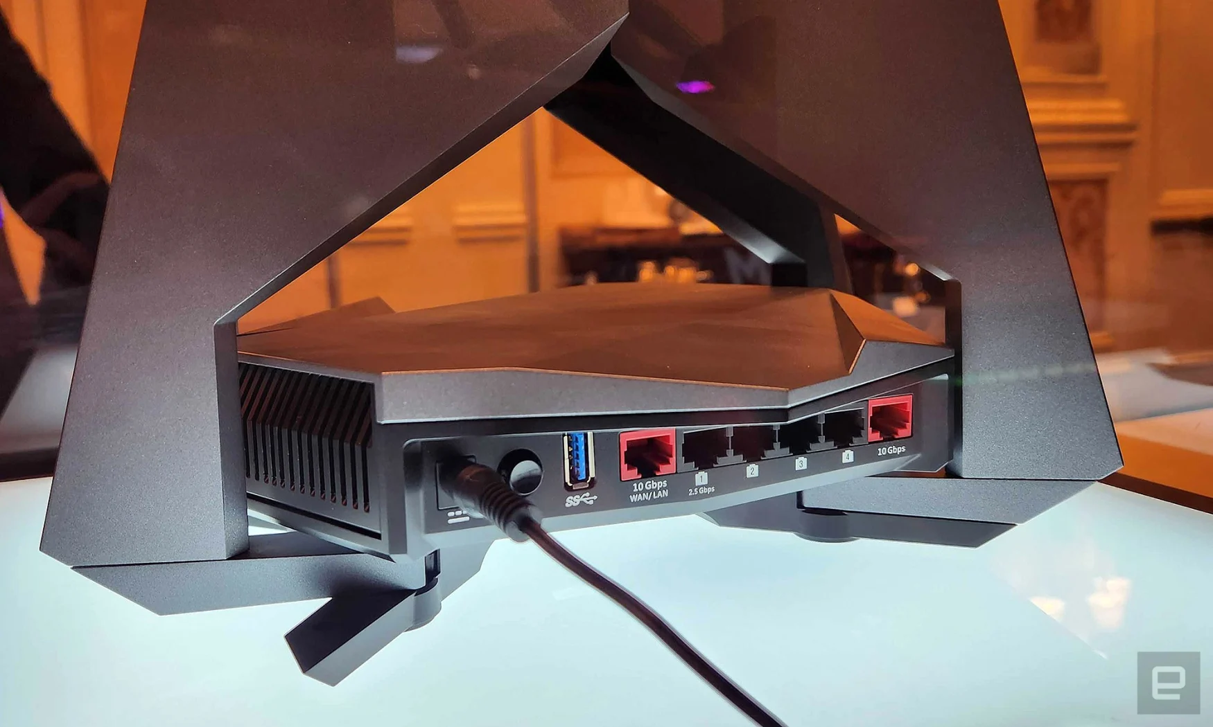Pour les personnes qui se soucient toujours des connexions Internet filaires, le RadiX BE22000 Turbo comprend également deux ports Ethernet 10 gigabits ainsi que quatre prises 2,5 gigabits. 