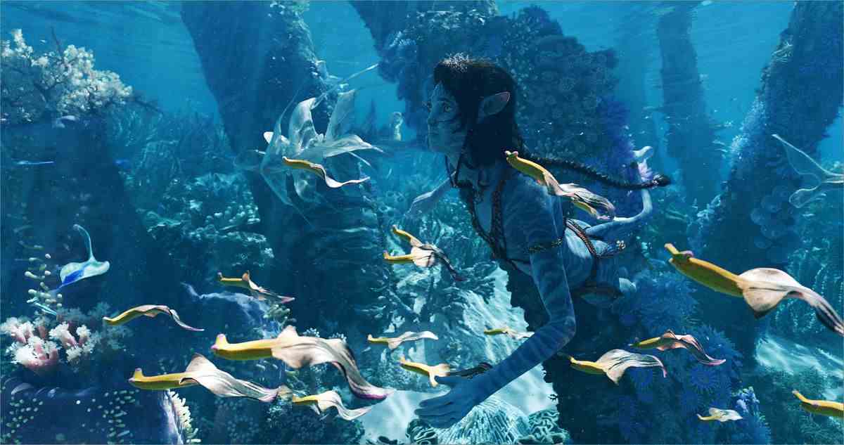 Kiri nage à travers le corail et une gousse de poisson à peau de banane dans Avatar: The Way of Water