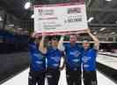 Bien que le quatuor ait remporté un gros tournoi en septembre, l'équipe Reid Carruthers a décidé de se séparer mutuellement avec le troisième Jason Gunnlaugson (deuxième à gauche) Curling Canada/ Michael Burns Photo