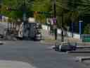 Des véhicules brûlés sont vus dans la rue lors d'une opération visant à arrêter Ovidio Guzman, à Culiacan, au Mexique, le 5 janvier 2023. 
