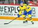 Jonathan Lekkerimaki de l'équipe de Suède patine la rondelle lors de la première période contre l'équipe du Canada au Championnat mondial junior 2023 de l'IIHF au Scotiabank Centre le 31 décembre 2022 à Halifax, Nouvelle-Écosse, Canada.  L'équipe du Canada a battu l'équipe de la Suède 5-1.