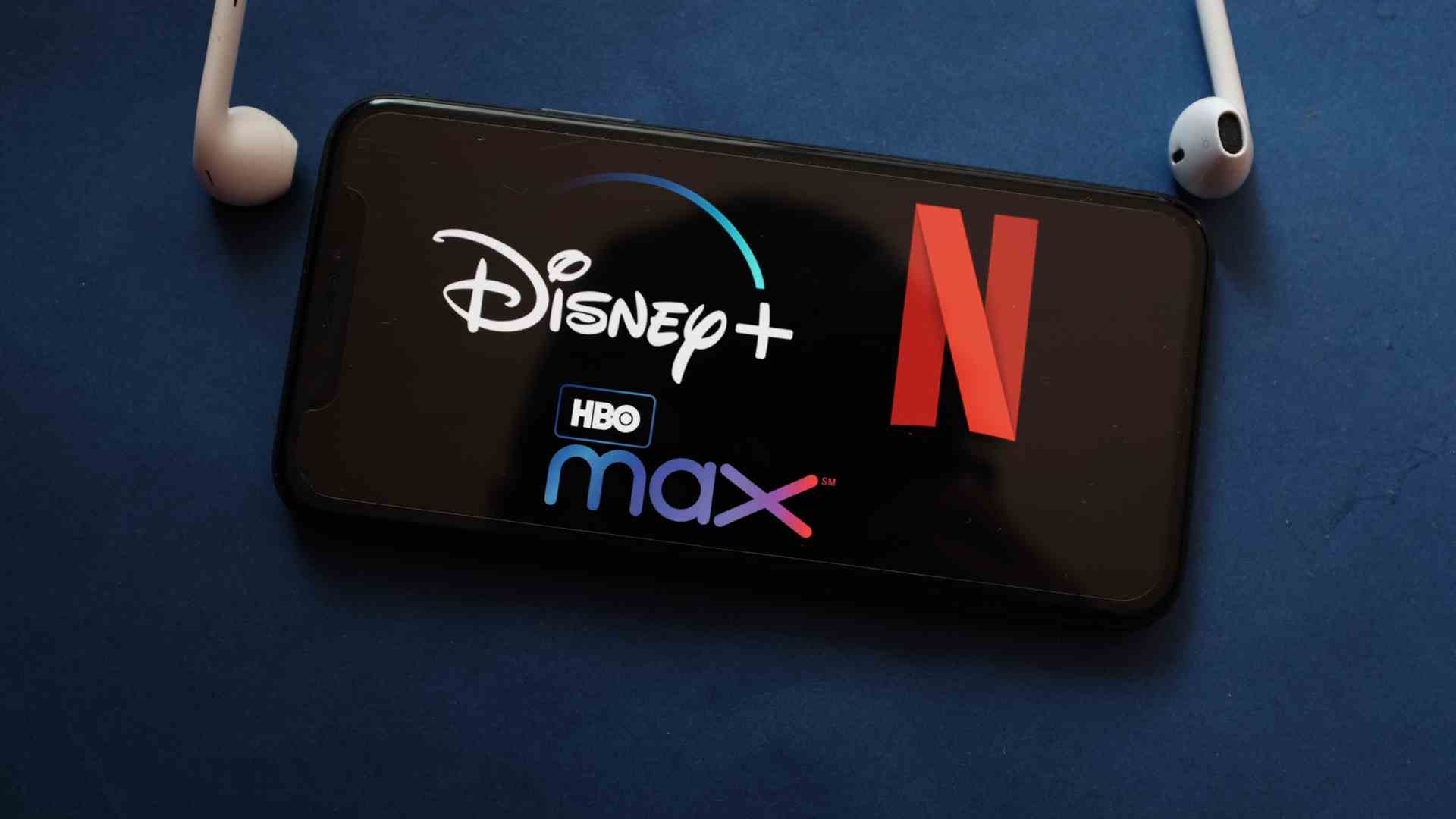 Principaux logos de services de streaming visibles sur l'écran d'un iPhone