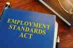 Loi sur les normes d'emploi et lunettes sur un bureau.