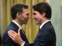 Le premier ministre Justin Trudeau, à droite, rencontre le ministre des Finances Bill Morneau à Rideau Hall à Ottawa le mercredi 4 novembre 2015.