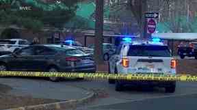 Des véhicules de police sont vus garés devant l'école primaire de Richneck, où, selon la police, un garçon de six ans a blessé par balle un enseignant, à Newport News, Virginie, États-Unis, le 6 janvier 2023, dans cette capture d'écran d'une vidéo à distribuer .