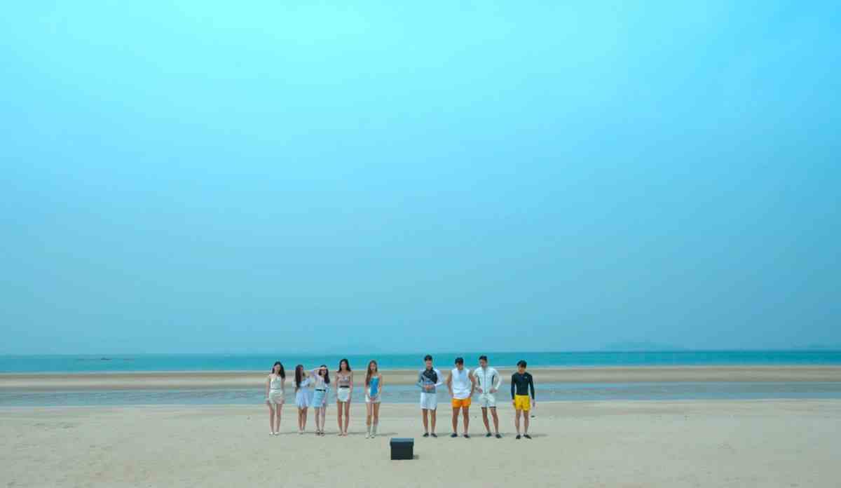 Les candidats de la saison 2 de Single's Inferno se tiennent devant une magnifique plage.